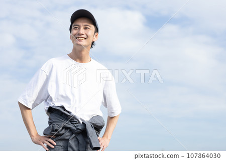 穿著西裝笑容清爽的男人 107864030