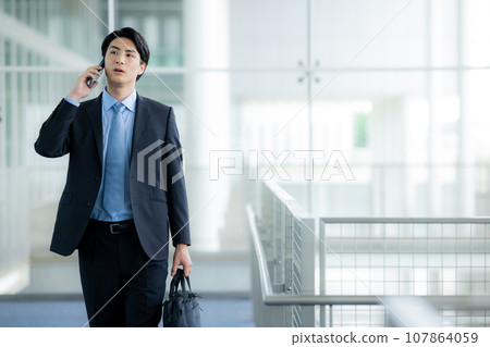 穿著西裝的年輕人 穿著西裝的年輕人 107864059