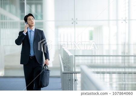 穿著西裝的年輕人 穿著西裝的年輕人 107864060