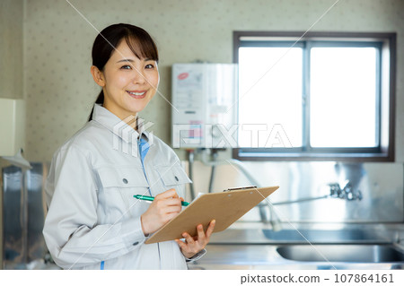 穿著工作服瓦斯設備的女人 107864161