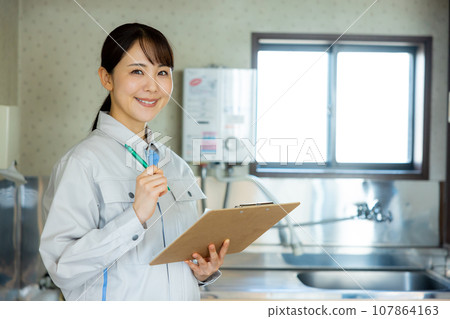 穿著工作服瓦斯設備的女人 107864163