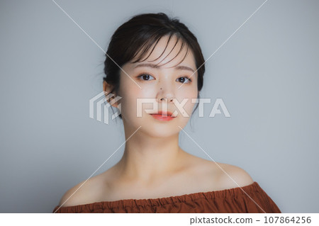 棕色露肩女 107864256