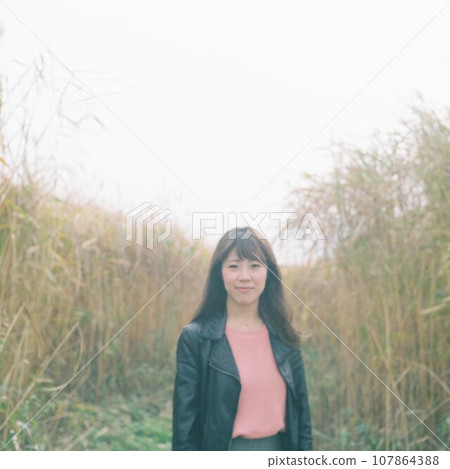 站在潘帕斯草山上的女人 107864388