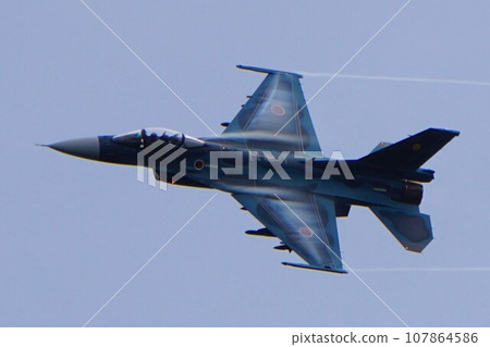 機動飛行中的航空自衛隊F-2A 107864586