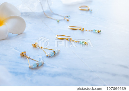 Natural stone and rhinestone accessories: earrings, bracelets, rings 107864689