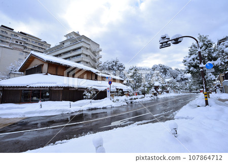 Kaga Onsen Village covered in snow Kaga Onsen Village covered in snow 107864712