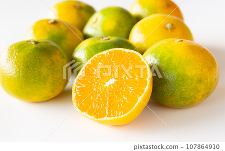 Very early mandarin oranges cut in half, Satsuma mandarin oranges, mandarin oranges, citrus fruits 107864910
