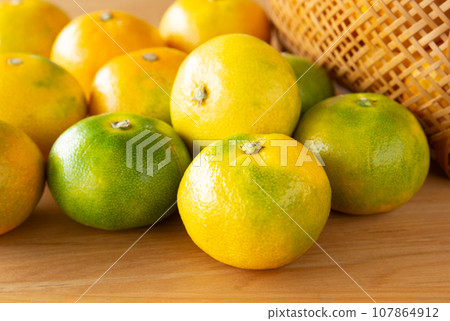 堆非常早期的柑橘,薩摩柑橘,柑橘 堆非常早期的柑橘,薩摩柑橘,柑橘 107864912