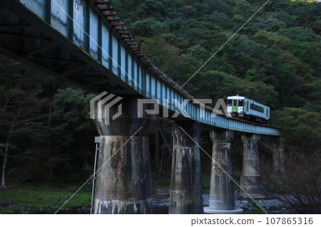 秋葉開始變幻的吉哈110系列柴油列車沿著JR山田線行駛_2023年10月8日拍攝 107865316