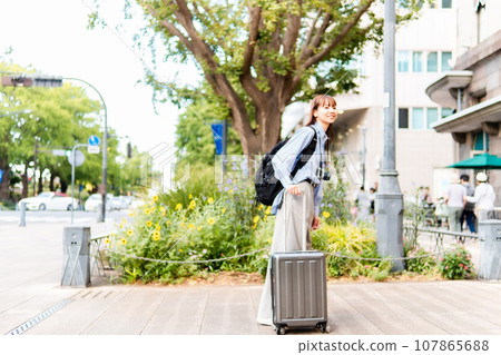 Women who enjoy traveling/women's travel Women who enjoy traveling/women's travel 107865688