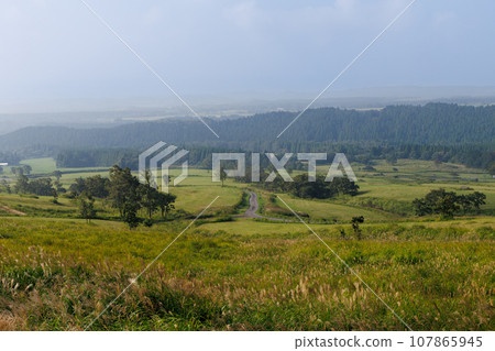 從九重高原展望台的底部眺望(大分縣武田市) 從九重高原展望台的底部眺望(大分縣武田市) 107865945
