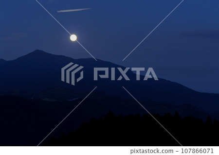 Harvest moon over Mt. Jogatake (Jakoshi Observatory, Yufu City, Oita Prefecture) Harvest moon over Mt. Jogatake (Jakoshi Observatory, Yufu City, Oita Prefecture) 107866071