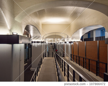 JR有樂町站～新橋站之間的高架設施【日比谷大黑寺】內的通道 107866472