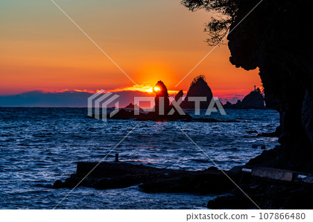 (靜岡縣)西伊豆和大瀧海岸的日落 (靜岡縣)西伊豆和大瀧海岸的日落 107866480