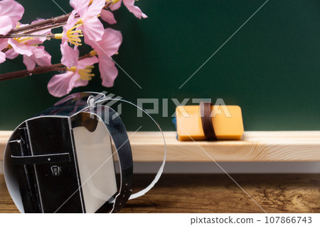 有櫻花、書包和黑板的教室圖片 107866743