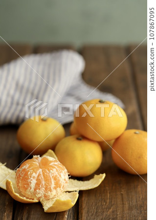 Small peeled Kumamoto mandarins: Sweet and delicious winter mandarins 107867095
