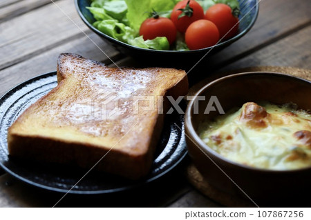 Breakfast of toast, vegetable salad and gratin 107867256
