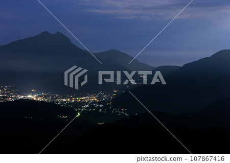 從寂光展望台看到的由布山和由布院夜景（大分縣由布市） 107867416