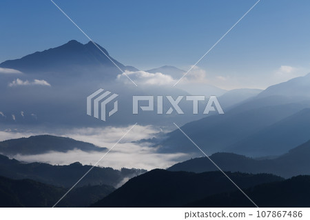 View of Yufudake and Yufuin Basin in the morning from Jakoshi Observatory (Yufuin Town, Yufu City, Oita Prefecture) 107867486
