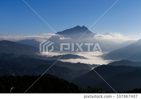 View of Yufudake and Yufuin Basin in the morning from Jakoshi Observatory (Yufuin Town, Yufu City, Oita Prefecture) 107867487