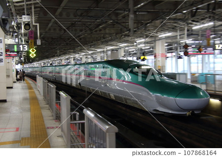 東北新幹線山彥（E5系列車）到達仙台站 107868164