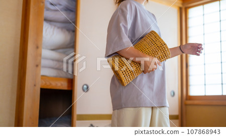 住在日式房間裡的女人 107868943