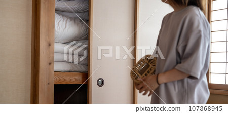 A woman living in a Japanese-style room 107868945
