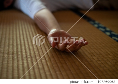 A man sleeping in a Japanese-style room 107869068