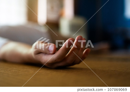 一個男人睡在日式房間裡 107869069
