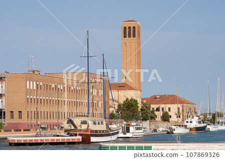 Italy, Venice. Embankment of the city, sunny summer day. 107869326