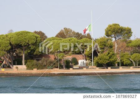 Beautiful view from Grand Canal on colorful facades of old medieval houses in Venice Beautiful view from Grand Canal on colorful facades of old medieval houses in Venice 107869327