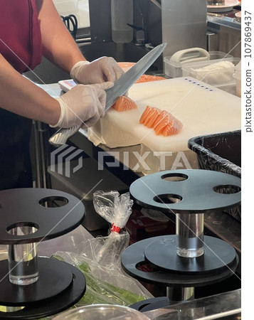 廚師切鮭魚 107869437