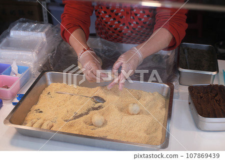 Making mochi 107869439
