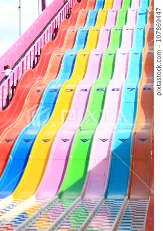 彩色溜滑梯 107869447