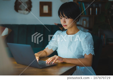 Indoor female portrait 107870729