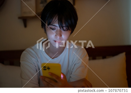 Woman with smartphone 107870731