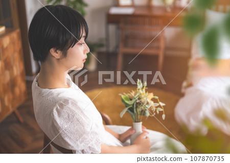 室內女性肖像 107870735