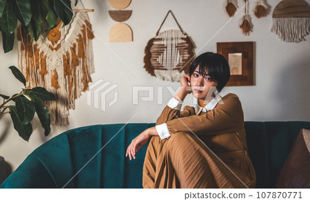 室內女性肖像 107870771