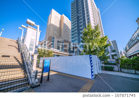 Japan's Yokohama cityscape: Sakuragicho Station Smoking Area, which was forced to close. Completely surrounded = October 17th 107871745
