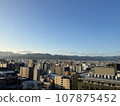 從京都市的某個地方看到的秋天的街景 107875452