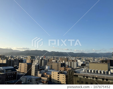 從京都市的某個地方看到的秋天的街景 107875452