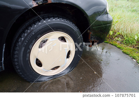 被雨淋濕的廢棄汽車 被雨淋濕的廢棄汽車 107875701
