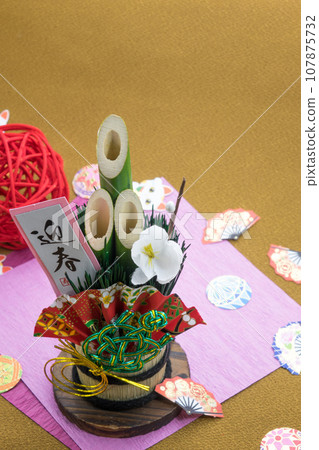 New Year's card material Kadomatsu and origami (vertical) 107875732