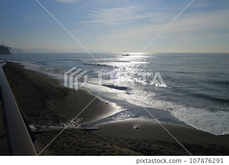 Morning sun at Shichirigahama 107876291