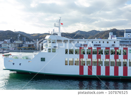 從宇野港四國汽船直島出發的渡輪 從宇野港四國汽船直島出發的渡輪 107876525