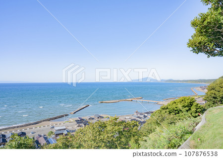 新潟陽光明媚的日之出梅崎海岸 107876538