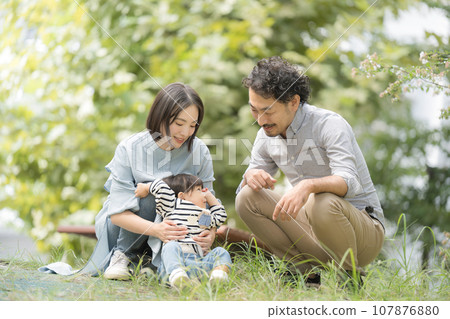Happy Asian (Japanese) family playing in the park, image of autumn and winter autumn leaves 107876880