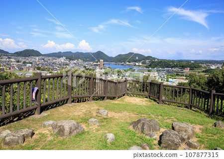 各務原市、從風景名勝木曾川展望台看到的各務原市和犬山市的風景 各務原市、從風景名勝木曾川展望台看到的各務原市和犬山市的風景 107877315