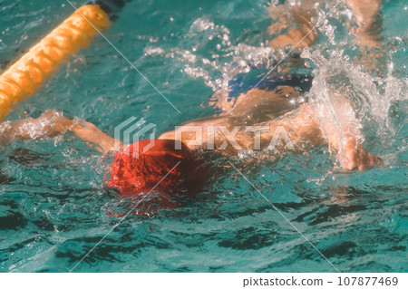 水池 游泳 孩子 107877469