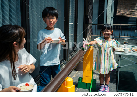 yard, parenthood, parent and child 107877511